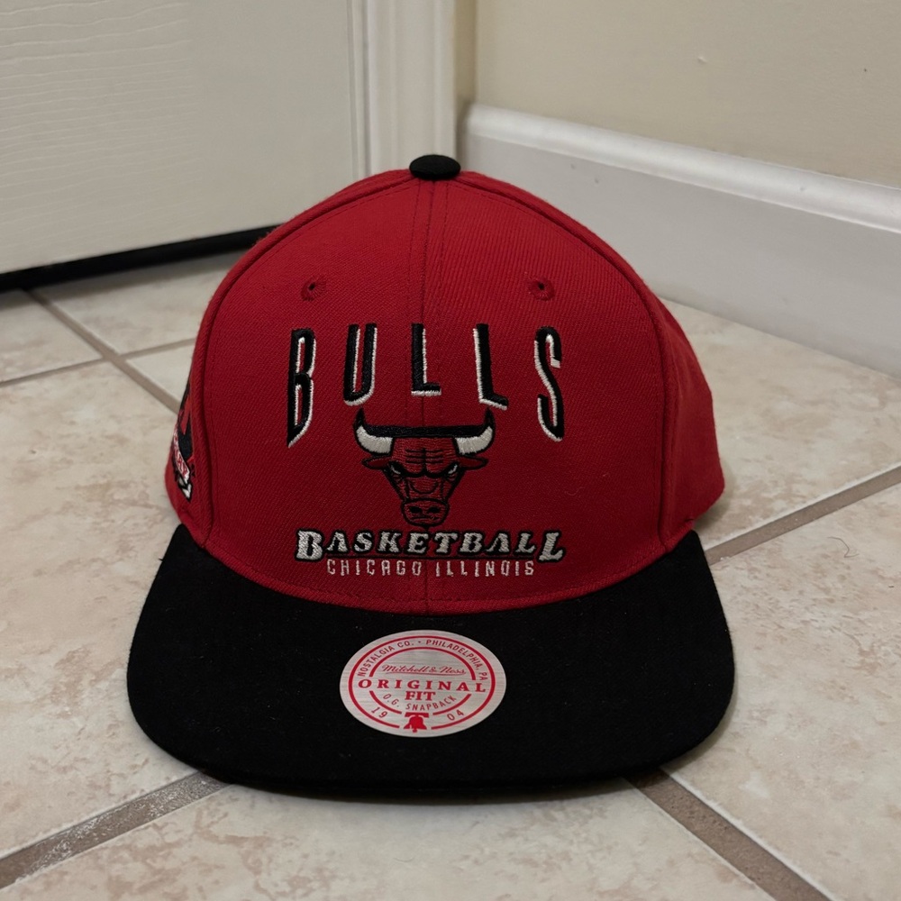 Chicago Bulls Mitchell & Ness NBA Snapback Hat Cap Embroidery Logo Red Black NWT